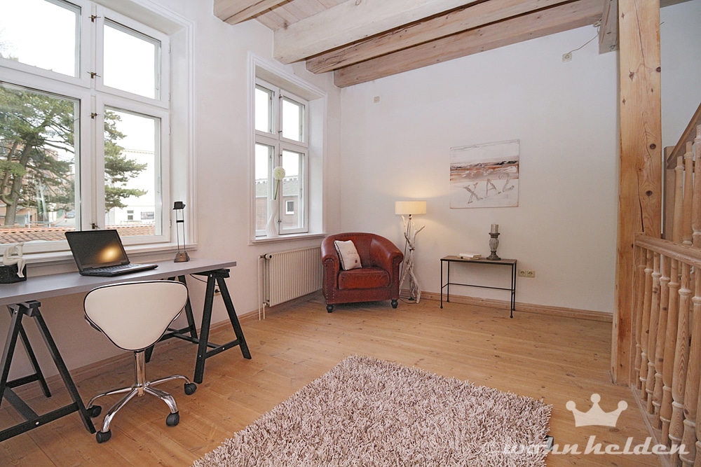Homestaging nacher Sessel Altbau