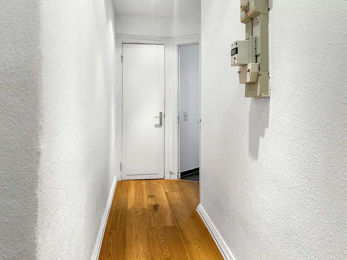 Flur einer Hamburger Altbauwohnung ohne Home Staging