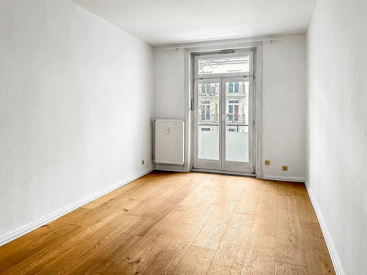 Wohnzimmer in einem klassichen Hamburger Altbau ohne Home Staging