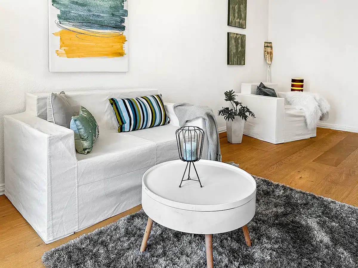 Kartonmöbel beim Home Staging in einem Wohnzimmer in Hamburg