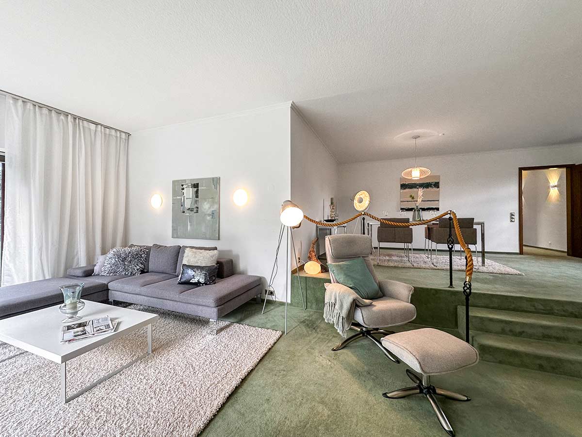 Wohnzimmer mit Lounge Sessel und Home Staging in Henstedt Ulzburg