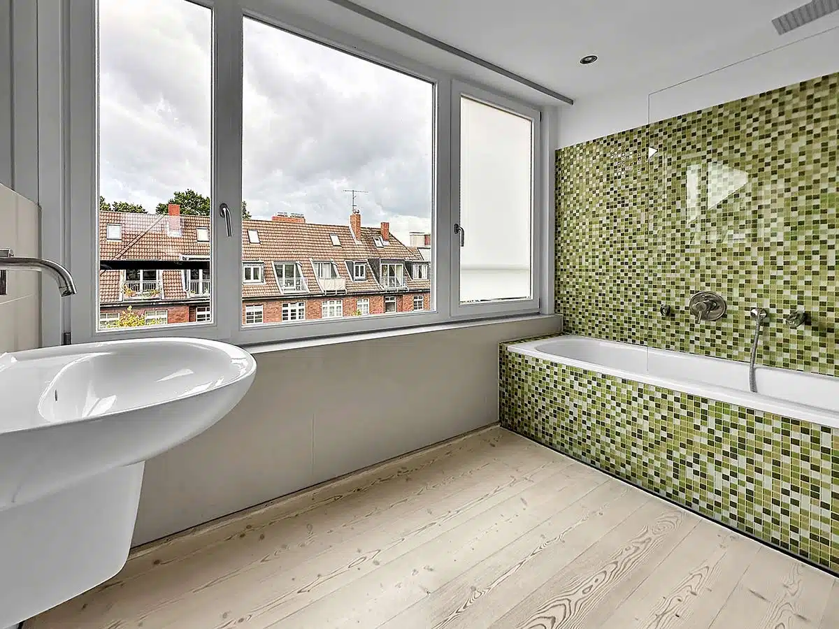 Modernes Bad in einem Hamburger Penthouse ohne Home Staging